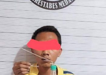 Satu orang pengecer narkoba yang ditangkap polisi saat melakukan penggerebekan terhadap sebuah kawasan rawan peredaran dan penyalahgunaan narkoba di perlintasan rel Kereta Api Jalan Pancasila Pasar VII Desa Tembung, Kecamatan Percut Seituan, Deli Serdang. (Foto Ist)