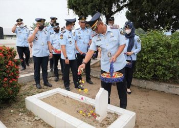 Dipimpin Kepala Lembaga Pemasyarakatan (Kalapas) Klas IIB Tebing Tinggi, Anton Setiawan melaksanakan tabur bunga di Taman Bahagia Kota Tebing Tinggi