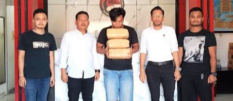Pelaku yang membawa ganja 6 kg diamankan Polres Deli Serdang. (Foto Ist)