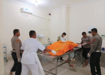 Jasad Pria tanpa identitas saat diruangan jenajah RS Bhayangkara Kota Tebing Tinggi