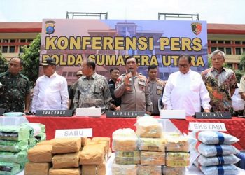 Kapolda Sumut, Irjen Pol RZ Panca Putra Simanjuntak memberikan keterangan pengungkapan narkoba. (Foto Ist)