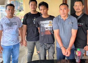 Kedua pelaku MS dan BL diapit Polisi