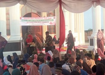 Ketua DPC PDI Perjuangan Kota Tebing Tinggi, Iman Irdian Saragih SE memberikan tali asih kepada ratusan anak anak Tahfidz Qur'an yatim piatu ,Dhuafa