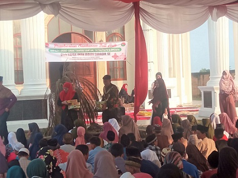 Ketua DPC PDI Perjuangan Kota Tebing Tinggi, Iman Irdian Saragih SE memberikan tali asih kepada ratusan anak anak Tahfidz Qur'an yatim piatu ,Dhuafa