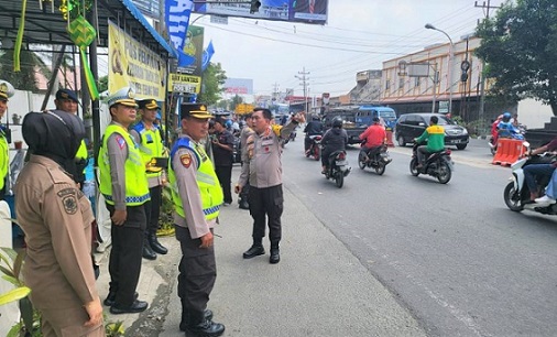 Kapolda Sumut Irjen Pol RZ Panca Putra Simanjuntak, meninjau langsung kondisi arus lalu lintas di Kota Tebingtinggi tepatnya di Simpang Beo. (Foto Ist)