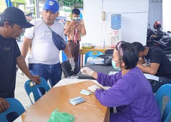 Personil Satres Narkoba Polres Siantar dan Nakes saat test urine salah satu pengemudi AKAP
