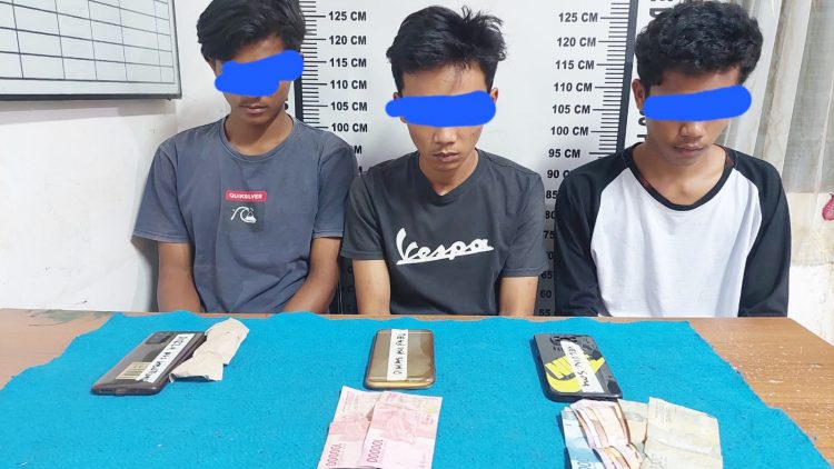 Ketiga pelaku DA alias Kentung, DBB alias Pabo dan KFS alias Kevin beserta barang bukti diamankan Sat Narkoba Polres Siantar.