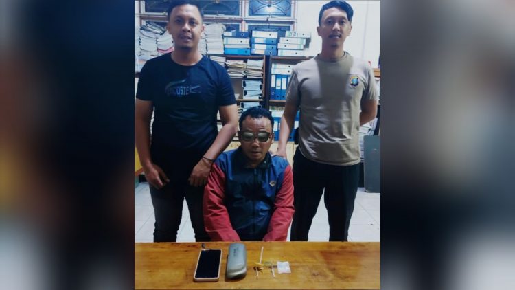 Pelaku Sakeus Sinaga alias Keus dan barang bukti diapit Polisi