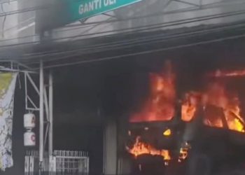 Mobil Fortuner terbakar di Bengkel Auto Wash Station. (Foto Ist)