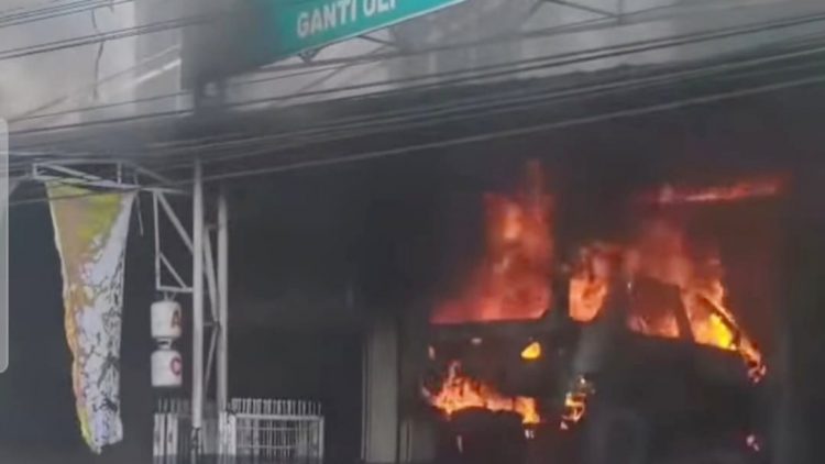 Mobil Fortuner terbakar di Bengkel Auto Wash Station. (Foto Ist)