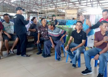 Anggota DPRD Medan, Paul Mei Anton Simanjuntak dan Suwarno Dirut PUD pasar di Pasar Pendidikan, Medan. (Foto Romulo)