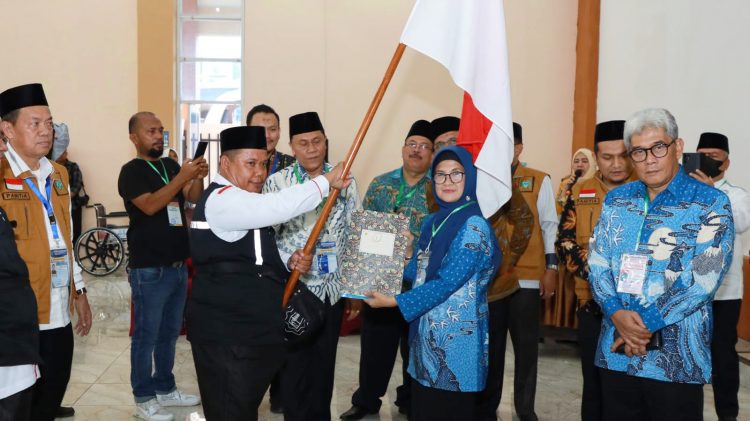 penyerahan pataka bendera merah putih oleh dr Susanti kepada Ketua Kloter 7.