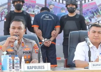 Kapolres Labuhanbatu, AKBP James H Hutajulu konferensi persnya di halaman Mapolres jalan MH Thamrin, Rantauprapat. (Foto Ist)