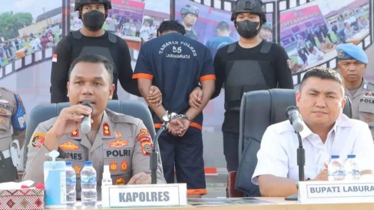 Kapolres Labuhanbatu, AKBP James H Hutajulu konferensi persnya di halaman Mapolres jalan MH Thamrin, Rantauprapat. (Foto Ist)