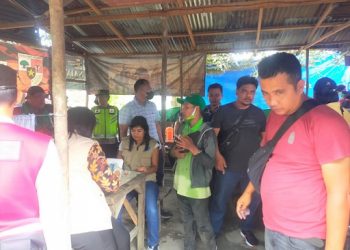 Tim gabungan saat melakukan test urine terhadap 11 orang pria yang ditemukan di warung tuak milik marga Damanik