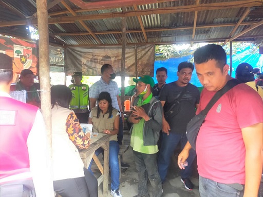 Tim gabungan saat melakukan test urine terhadap 11 orang pria yang ditemukan di warung tuak milik marga Damanik