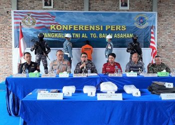 Komandan Lanal TBA Letkol Laut (P) Aan Prana Tuah Sebayang, SE, DWC pimpin press release keberhasilan gagalkan penyelundupan shabu 6 Kg