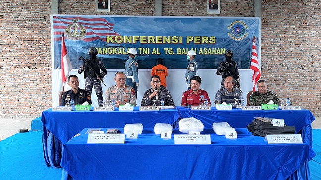 Komandan Lanal TBA Letkol Laut (P) Aan Prana Tuah Sebayang, SE, DWC pimpin press release keberhasilan gagalkan penyelundupan shabu 6 Kg