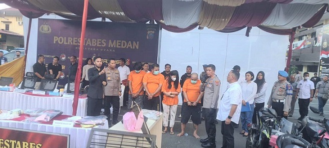 Kapolrestabes Medan Kombes Pol Valentino Alfa Tatareda didampingi Waka Polrestabes AKBP Dr Yudhi Hery Setiawan SIK MSi, saat paparan kepada wartawan