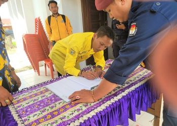 Oki Ohara Sibarani menandatangani berita acara berkas di KPU Taput