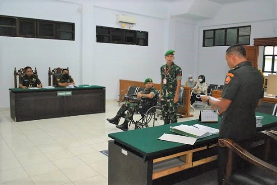 Dua oknum TNI, Sertu Yalpin Tarzun dan Pratu Rian Hermawan dituntut pidana mati usai didakwa membawa (kurir) 75 kilogram sabu dan 40 ribu butir pil ekstasi. (Foto Ist)