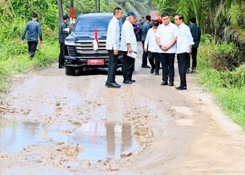 Jokowi yang meninjau kondisi infrastruktur ruas jalan Gunting Saga, Kualuh Selatan, Kabupaten Labuhanbatu Utara dalam kunjungan kerjanya ke Provinsi Sumut. (Foto Ist)