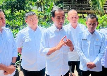 Presiden Jokowi didampinggi Wakil Gubernur Sumut, Musa Rajeksah memberikan keterangannya di SMK PPN 1 Kualuh Selatan, Kabupaten Labuhanbatu Utara. (Foto Ist)