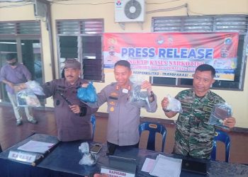 Kapolres Siantar AKBP Fernando SH, SIK bersama Kajari Siantar Jurist Pricesely SH, MH dan Kasdim 0207/Simalungun Mayor Inf. Morgana menunjukkan barang bukti yang diamankan dari lokasi Sarang Narkoba Tanjung Tongah
