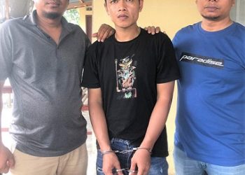 Pelaku M. Alfian alias Piyan dan barang bukti diapit Tim Opsnal Sat Narkoba Polres Simalungun