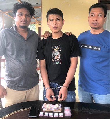 Pelaku M. Alfian alias Piyan dan barang bukti diapit Tim Opsnal Sat Narkoba Polres Simalungun
