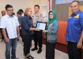 Wali Kota Siantar dr Susanti Dewayani SpA terima Penghargaan dari Ketua SMSI Sumtu Erris J Napitupulu didampingi Ketua SMSI Siantar Simalungun Rivay Bakkara