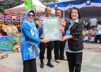 Wali Kota Siantar dr Susanti Dewayani SpA menerima pemberian cinderamata berupa lukisan hasil karya siswa Kalam Kudus