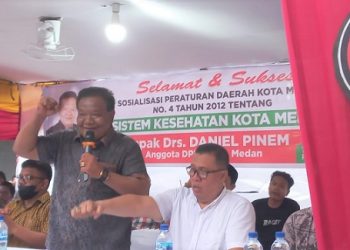 Anggota DPRD Medan Daniel Pinem saat menggelar Sosialisasi Peraturan Daerah No 4 Tahun 2012 Tentang Sistem Kesehatan Kota Medan. (Foto Romulo)