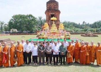 Kapolda Sumut, Irjen Pol RZ Panca Putra Simanjuntak, hadiri Perayaan Hari Raya Tri Suci Waisak 2023 di Candi Bahal. (Foto Ist)
