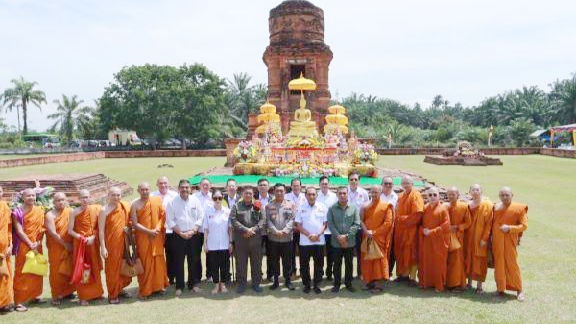 Kapolda Sumut, Irjen Pol RZ Panca Putra Simanjuntak, hadiri Perayaan Hari Raya Tri Suci Waisak 2023 di Candi Bahal. (Foto Ist)