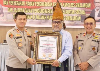 Kapolres Simalungun AKBP Ronald F.C Sipayung, S.H, S.I.K, MH menerima Piagam Penghargaan dari Ketua Umum Komnas PA, Arist Merdeka Sirait