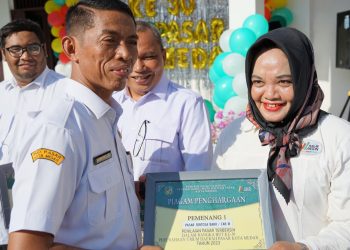 Dirut PUD Pasar Medan Suwarno memimpin upacara HUT ke-30 PUD Pasar Medan. (Foto Ist)