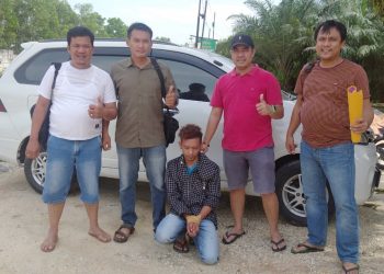 Kanit Idik 2 Ekonomi IPDA V. Topan Ginting dan Tim Opsnal mengapit tersangka SS yang ditangkap di Pekan Baru.