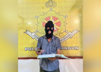 Pelaku judi togel M. Sianturi dan barang bukti