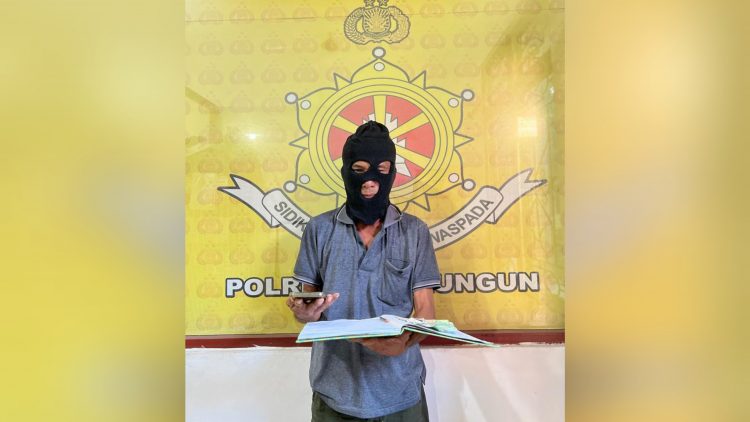 Pelaku judi togel M. Sianturi dan barang bukti