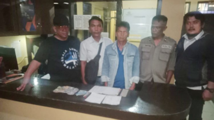 Kapolsek Raya AKP Alwan bersama personil mengapit pelaku judi Jhon Hitler Sijabat dan barang bukti
