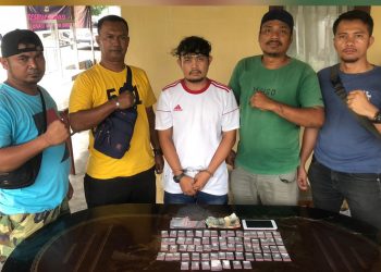 Tersangka AA dan barang bukti diapit Tim Opsnal Sat Narkoba Polres Simalungun
