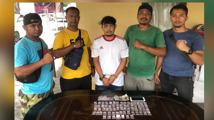 Tersangka AA dan barang bukti diapit Tim Opsnal Sat Narkoba Polres Simalungun