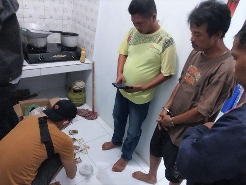 HKAS seorang karyawan BUMN hanya pasrah saat ditangkap polisi karena kepemilikan sabu. (Foto Ist)
