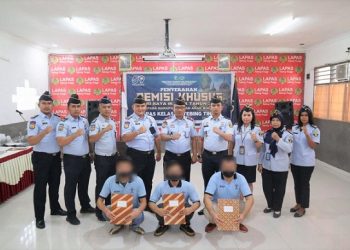 Kalapas Kelas II B Tebing Tinggi, Anton Setiawan bersama pegawai p;hoto bersama perwakilan warga binaan yang menerima remisi khusus Hari Raya Waisak