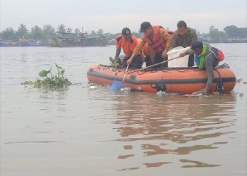 Walikota bersama Asisten II Pemko Tanjungbalai dan personil BPBD Tanjung Balai menaiki perahu karet untuk membersihkan pinggiran aliran sungai asahan.