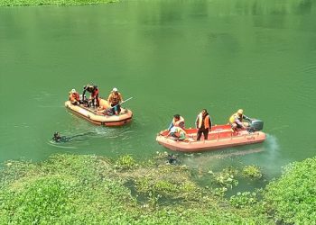 Rescuer Basarnas Pos SAR Parapat Danau Toba  dan gabungan saat evaluasi jasad Pemuda Asal Simalungun yang Hanyut