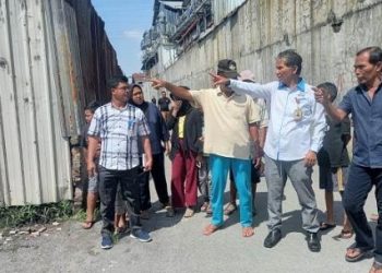 Jalan Persatuan 1 di Dusun 11, Desa Muliorejo, Kecamatan Sunggal yang dijual Pemkab Deli Serdang kepada PT Latexsindo Toba Perkasa sebesar Rp1,6 miliar ditinjau Kepala Ombudsman Sumut, Abyadi Siregar. (Foto Ist)