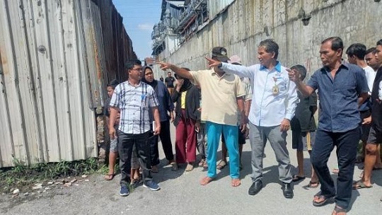 Jalan Persatuan 1 di Dusun 11, Desa Muliorejo, Kecamatan Sunggal yang dijual Pemkab Deli Serdang kepada PT Latexsindo Toba Perkasa sebesar Rp1,6 miliar ditinjau Kepala Ombudsman Sumut, Abyadi Siregar. (Foto Ist)
