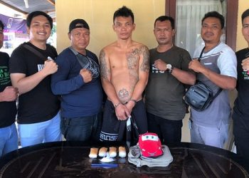 Bandar besar narkoba Perumnas Batu 6, M. Zainul Abidin Harahap dan barang bukti diapit Tim Opsnal Sat Narkoba Polres Simalungun